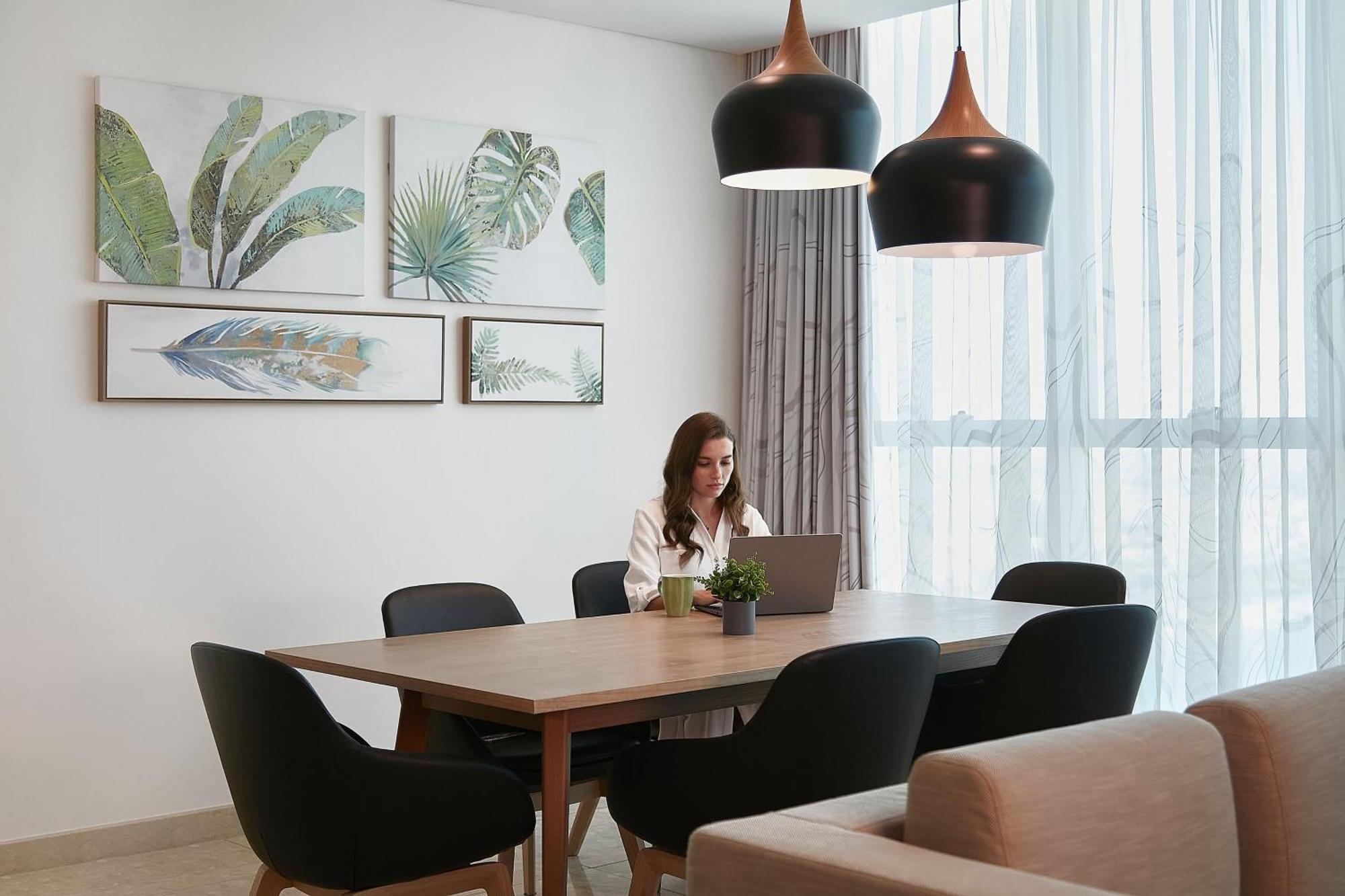 Element By Westin City Center Doha Extérieur photo A woman working at home